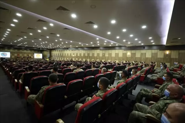 Milli Savunma Bakanı Akar Libya'daki Mehmetçik ile bir araya geldi Milli Savunma Bakanı Akar Libya'daki Mehmetçik ile bir araya geldi