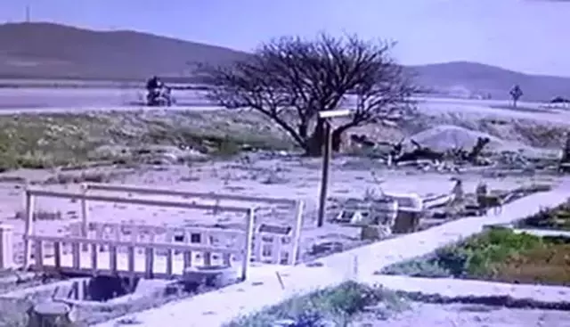 Motosikletli sürücü kontrolden çıkıp yol kenarına uçtu, başka bir sürücü yardımına koştu...O anlar kamerada Motosikletli sürücü kontrolden çıkıp yol kenarına uçtu, başka bir sürücü yardımına koştu...O anlar kamerada