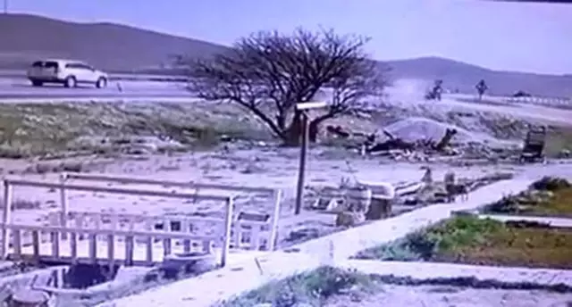 Motosikletli sürücü kontrolden çıkıp yol kenarına uçtu, başka bir sürücü yardımına koştu...O anlar kamerada Motosikletli sürücü kontrolden çıkıp yol kenarına uçtu, başka bir sürücü yardımına koştu...O anlar kamerada