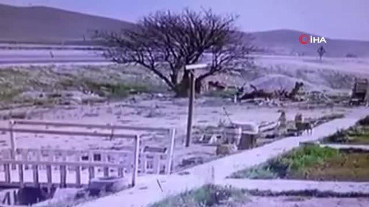 Motosikletli sürücü kontrolden çıkıp yol kenarına uçtu, başka bir sürücü yardımına koştu...O anlar kamerada