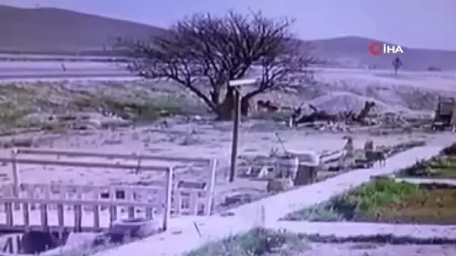 Motosikletli sürücü kontrolden çıkıp yol kenarına uçtu, başka bir sürücü yardımına koştu...O anlar kamerada Motosikletli sürücü kontrolden çıkıp yol kenarına uçtu, başka bir sürücü yardımına koştu...O anlar kamerada