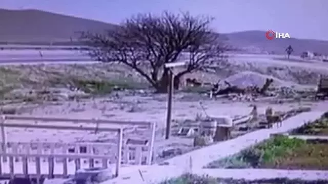 Motosikletli sürücü kontrolden çıkıp yol kenarına uçtu, başka bir sürücü yardımına koştu...O anlar kamerada Motosikletli sürücü kontrolden çıkıp yol kenarına uçtu, başka bir sürücü yardımına koştu...O anlar kamerada