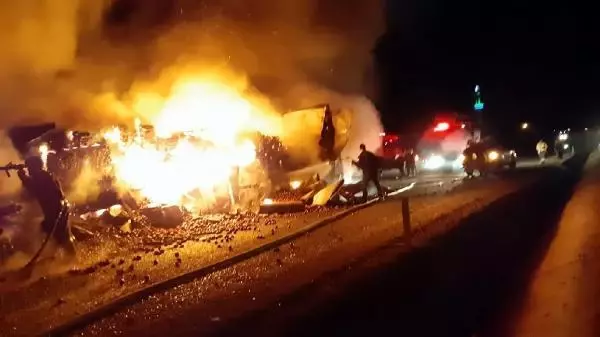 Muğla'da seyir halindeki TIR, alev alev yandı Muğla'da seyir halindeki TIR, alev alev yandı