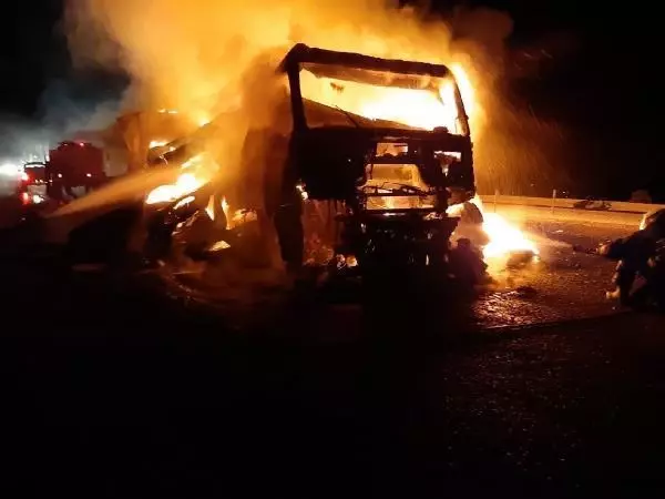 Muğla'da seyir halindeki TIR, alev alev yandı Muğla'da seyir halindeki TIR, alev alev yandı