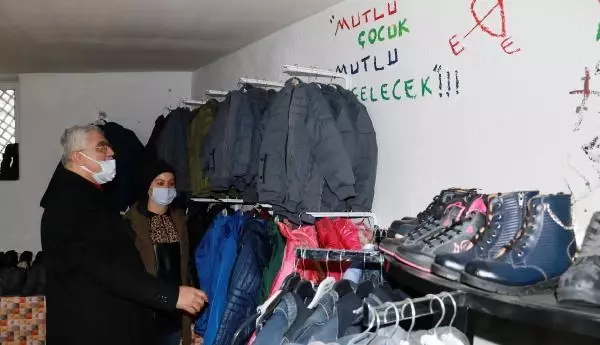 Son dakika haberleri! Muhtar Emine, ihtiyacı olan çocuklar için giyim mağazası açtı Son dakika haberleri! Muhtar Emine, ihtiyacı olan çocuklar için giyim mağazası açtı