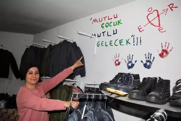 Son dakika haberleri! Muhtar Emine, ihtiyacı olan çocuklar için giyim mağazası açtı Son dakika haberleri! Muhtar Emine, ihtiyacı olan çocuklar için giyim mağazası açtı