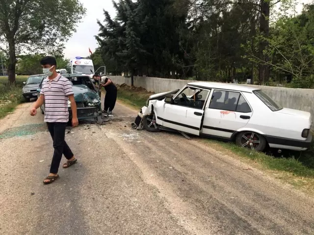 Osmaniye'de boş yolda iki otomobil kafa kafaya çarpıştı: 2 ağır yaralı Osmaniye'de boş yolda iki otomobil kafa kafaya çarpıştı: 2 ağır yaralı