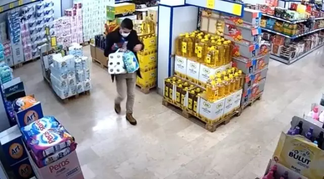 Son dakika haberi: Osmaniye'de iki marketten kaşar peyniri ve zeytinyağı yağı çalan şüpheli güvenlik kamerasında Son dakika haberi: Osmaniye'de iki marketten kaşar peyniri ve zeytinyağı yağı çalan şüpheli güvenlik kamerasında