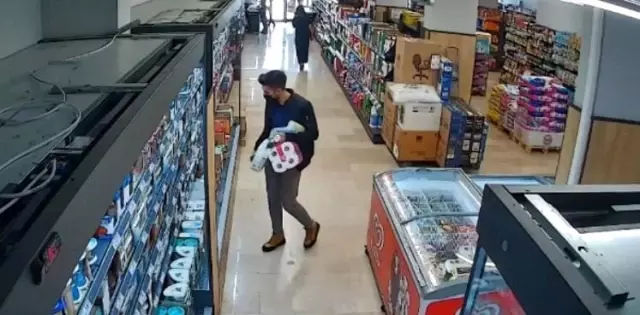 Son dakika haberi: Osmaniye'de iki marketten kaşar peyniri ve zeytinyağı yağı çalan şüpheli güvenlik kamerasında Son dakika haberi: Osmaniye'de iki marketten kaşar peyniri ve zeytinyağı yağı çalan şüpheli güvenlik kamerasında