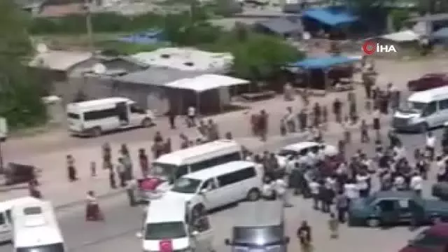 Osmaniye'de tam kapanmada şok eden görüntüler...Onlarca kişi yolu kapatıp asker kutlaması yaptı Osmaniye'de tam kapanmada şok eden görüntüler...Onlarca kişi yolu kapatıp asker kutlaması yaptı