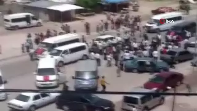 Osmaniye'de tam kapanmada şok eden görüntüler...Onlarca kişi yolu kapatıp asker kutlaması yaptı Osmaniye'de tam kapanmada şok eden görüntüler...Onlarca kişi yolu kapatıp asker kutlaması yaptı