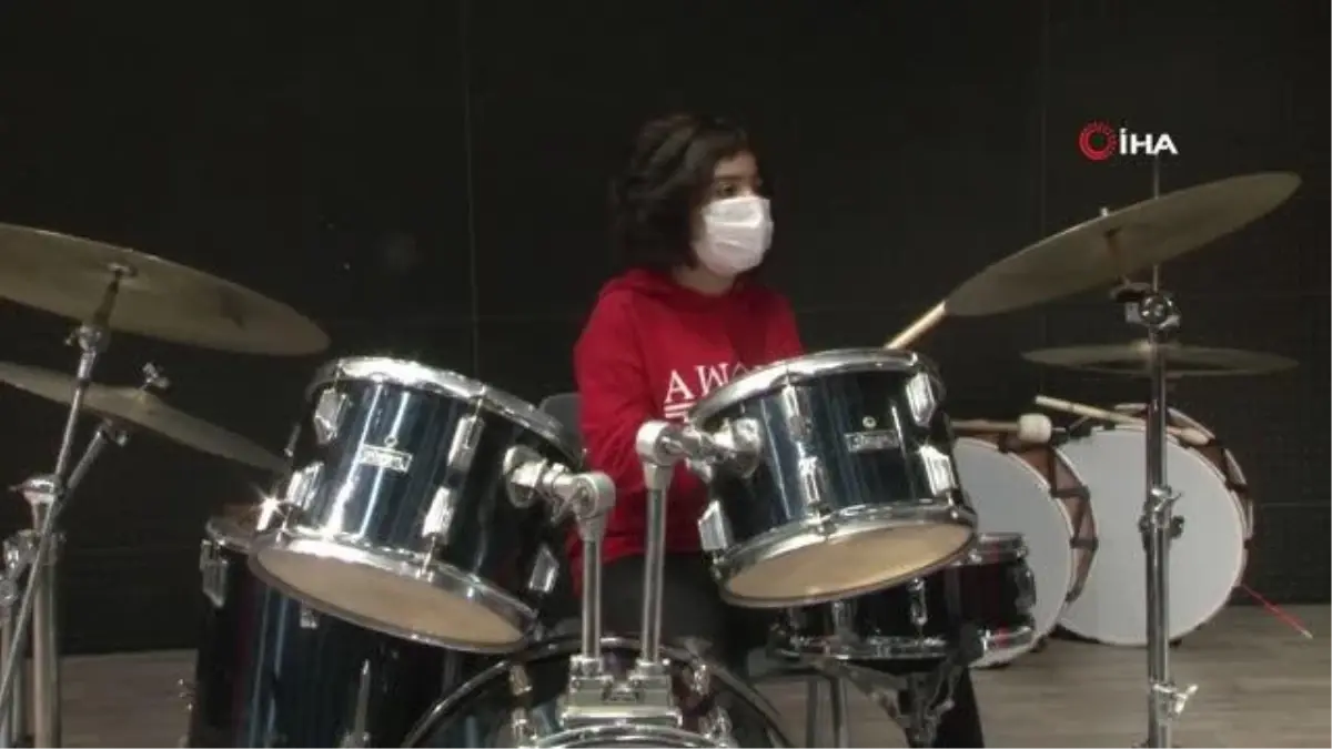 Otizmli Fatma'nın tek hayali 'Gripin' ile sahneye çıkmak