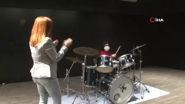 Otizmli Fatma'nın tek hayali 'Gripin' ile sahneye çıkmak Otizmli Fatma'nın tek hayali 'Gripin' ile sahneye çıkmak