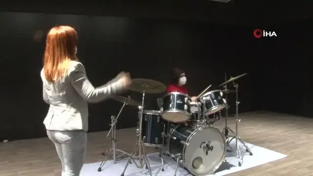 Otizmli Fatma'nın tek hayali 'Gripin' ile sahneye çıkmak Otizmli Fatma'nın tek hayali 'Gripin' ile sahneye çıkmak