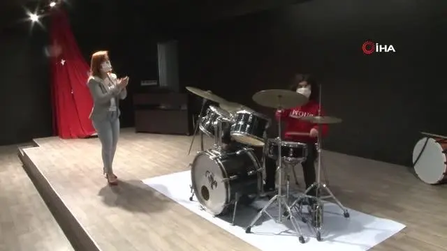 Otizmli Fatma'nın tek hayali 'Gripin' ile sahneye çıkmak Otizmli Fatma'nın tek hayali 'Gripin' ile sahneye çıkmak