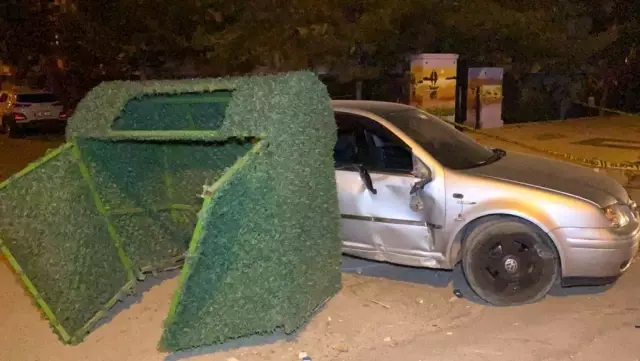 Otomobil önce elektrik panosuna sonra çöp konteynerine çarptı: 2 yaralı Otomobil önce elektrik panosuna sonra çöp konteynerine çarptı: 2 yaralı