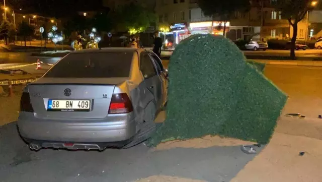 Otomobil önce elektrik panosuna sonra çöp konteynerine çarptı: 2 yaralı Otomobil önce elektrik panosuna sonra çöp konteynerine çarptı: 2 yaralı