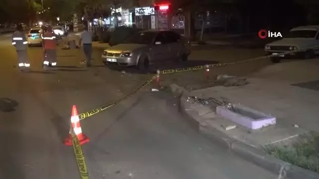Otomobil önce elektrik panosuna sonra çöp konteynerine çarptı: 2 yaralı Otomobil önce elektrik panosuna sonra çöp konteynerine çarptı: 2 yaralı