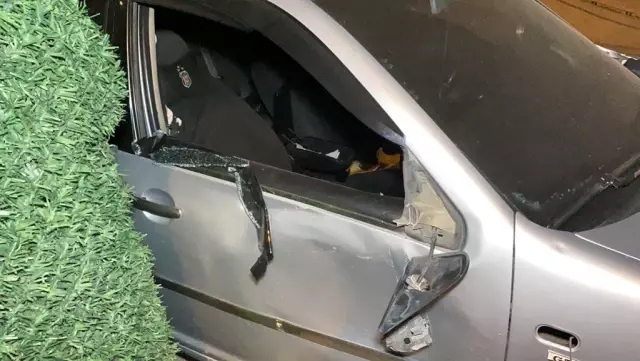 Otomobil önce elektrik panosuna sonra çöp konteynerine çarptı: 2 yaralı Otomobil önce elektrik panosuna sonra çöp konteynerine çarptı: 2 yaralı