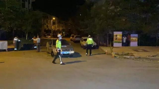 Otomobil önce elektrik panosuna sonra çöp konteynerine çarptı: 2 yaralı Otomobil önce elektrik panosuna sonra çöp konteynerine çarptı: 2 yaralı