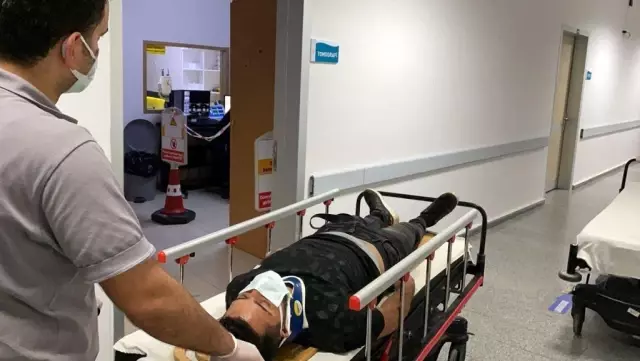 Otomobil önce elektrik panosuna sonra çöp konteynerine çarptı: 2 yaralı Otomobil önce elektrik panosuna sonra çöp konteynerine çarptı: 2 yaralı