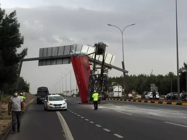 Kamyonun damperi yol işaret tabelasında asılı kaldı Kamyonun damperi yol işaret tabelasında asılı kaldı