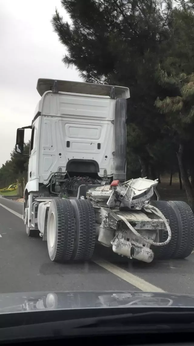 Kamyonun damperi yol işaret tabelasında asılı kaldı Kamyonun damperi yol işaret tabelasında asılı kaldı