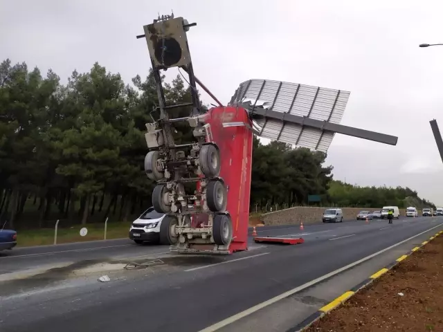 Kamyonun damperi yol işaret tabelasında asılı kaldı Kamyonun damperi yol işaret tabelasında asılı kaldı
