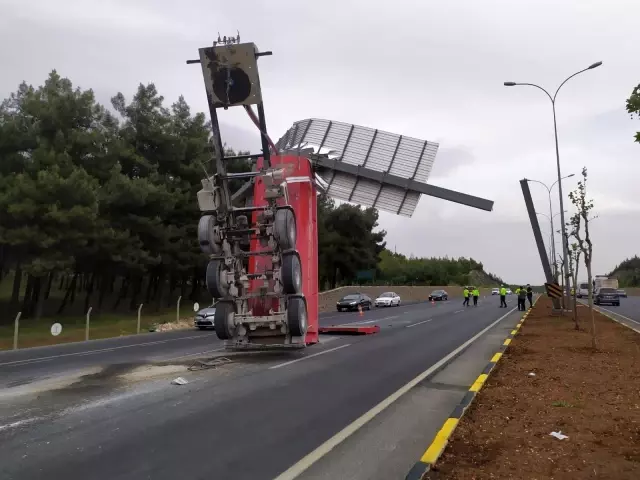 Kamyonun damperi yol işaret tabelasında asılı kaldı Kamyonun damperi yol işaret tabelasında asılı kaldı