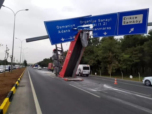 Kamyonun damperi yol işaret tabelasında asılı kaldı Kamyonun damperi yol işaret tabelasında asılı kaldı