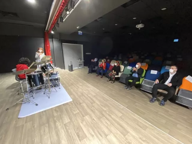 Otizmli Fatma'nın tek hayali 'Gripin' ile sahneye çıkmak Otizmli Fatma'nın tek hayali 'Gripin' ile sahneye çıkmak