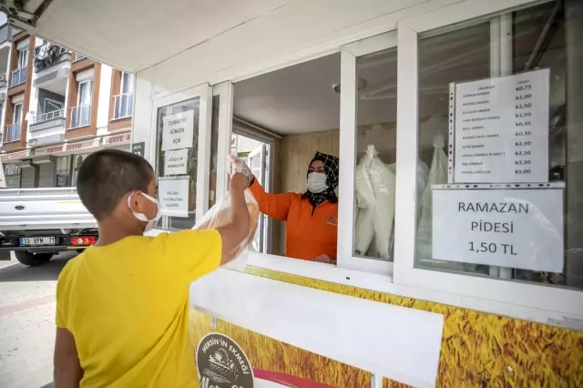 Parasını hayırseverin ödediği 4 bin ekmek ihtiyaç sahiplerine dağıtıldı Parasını hayırseverin ödediği 4 bin ekmek ihtiyaç sahiplerine dağıtıldı
