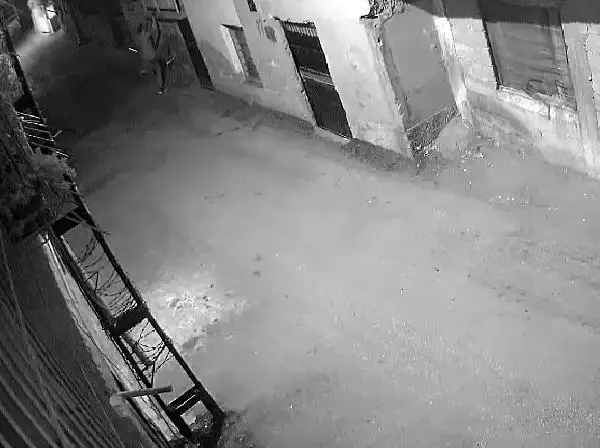 Pencere korkuluklarından tırmanarak girdiği evleri soyan şüpheli yakalandı Pencere korkuluklarından tırmanarak girdiği evleri soyan şüpheli yakalandı