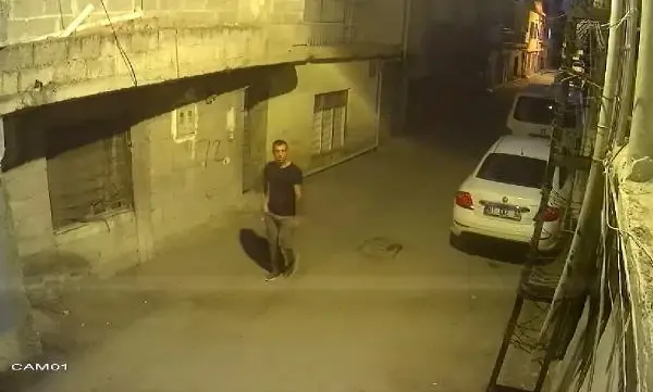 Pencere korkuluklarından tırmanarak girdiği evleri soyan şüpheli yakalandı Pencere korkuluklarından tırmanarak girdiği evleri soyan şüpheli yakalandı