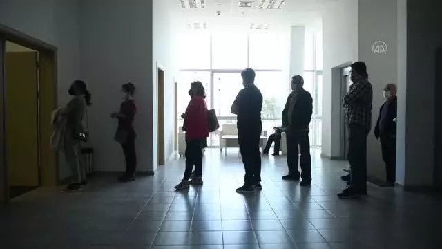 PODGORİCA - Karadağ'da Kovid-19'a karşı kitlesel aşılama başladı PODGORİCA - Karadağ'da Kovid-19'a karşı kitlesel aşılama başladı