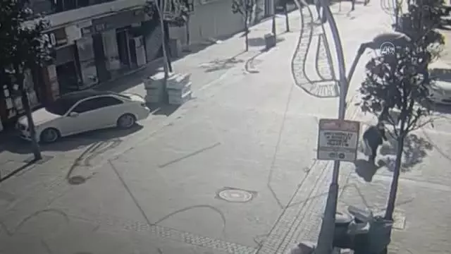 Polis memurunun yaşlı kadına yardım etmesi güvenlik kameralarına yansıdı Polis memurunun yaşlı kadına yardım etmesi güvenlik kameralarına yansıdı