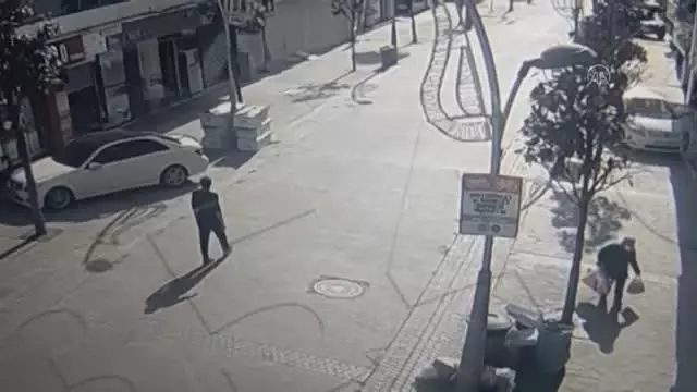 Polis memurunun yaşlı kadına yardım etmesi güvenlik kameralarına yansıdı Polis memurunun yaşlı kadına yardım etmesi güvenlik kameralarına yansıdı