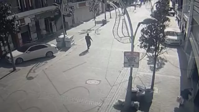 Polis memurunun yaşlı kadına yardım etmesi güvenlik kameralarına yansıdı Polis memurunun yaşlı kadına yardım etmesi güvenlik kameralarına yansıdı