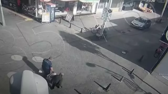 Polis memurunun yaşlı kadına yardım etmesi güvenlik kameralarına yansıdı Polis memurunun yaşlı kadına yardım etmesi güvenlik kameralarına yansıdı