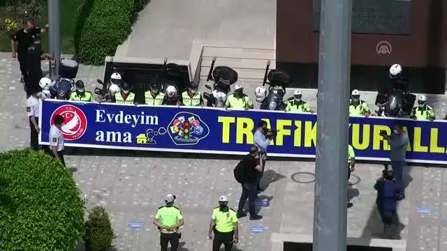 Polis ve jandarma ekipleri Trafik Haftası dolayısıyla kortej yaptı Polis ve jandarma ekipleri Trafik Haftası dolayısıyla kortej yaptı