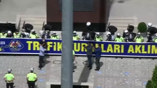 Polis ve jandarma ekipleri Trafik Haftası dolayısıyla kortej yaptı Polis ve jandarma ekipleri Trafik Haftası dolayısıyla kortej yaptı