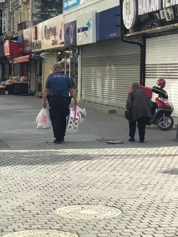 Son dakika haberi: POLİS, YAŞLI KADININ MARKET POŞETLERİNİ TAŞIDI Son dakika haberi: POLİS, YAŞLI KADININ MARKET POŞETLERİNİ TAŞIDI
