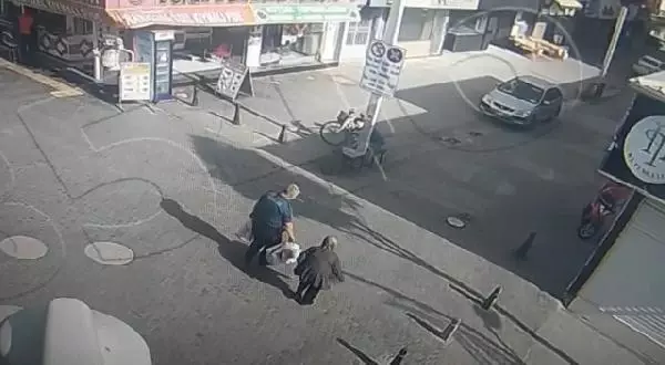 Son dakika haberi: POLİS, YAŞLI KADININ MARKET POŞETLERİNİ TAŞIDI Son dakika haberi: POLİS, YAŞLI KADININ MARKET POŞETLERİNİ TAŞIDI