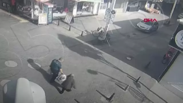 Son dakika haberi: POLİS, YAŞLI KADININ MARKET POŞETLERİNİ TAŞIDI Son dakika haberi: POLİS, YAŞLI KADININ MARKET POŞETLERİNİ TAŞIDI