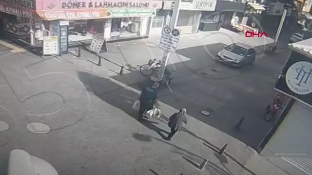 Son dakika haberi: POLİS, YAŞLI KADININ MARKET POŞETLERİNİ TAŞIDI Son dakika haberi: POLİS, YAŞLI KADININ MARKET POŞETLERİNİ TAŞIDI