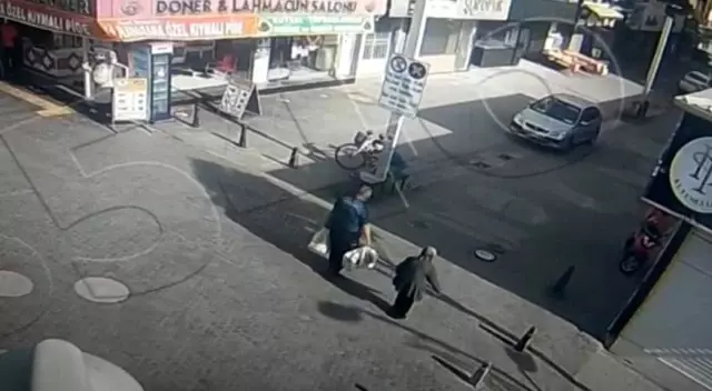 Poşetlerini taşımakta zorlanan yaşlı kadının yardımına polis memuru koştu Poşetlerini taşımakta zorlanan yaşlı kadının yardımına polis memuru koştu