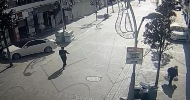 Poşetlerini taşımakta zorlanan yaşlı kadının yardımına polis memuru koştu Poşetlerini taşımakta zorlanan yaşlı kadının yardımına polis memuru koştu