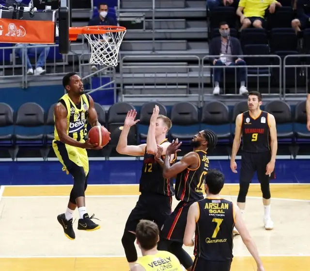 Son dakika haber... Pota derbisini Fenerbahçe farklı kazandı Son dakika haber... Pota derbisini Fenerbahçe farklı kazandı