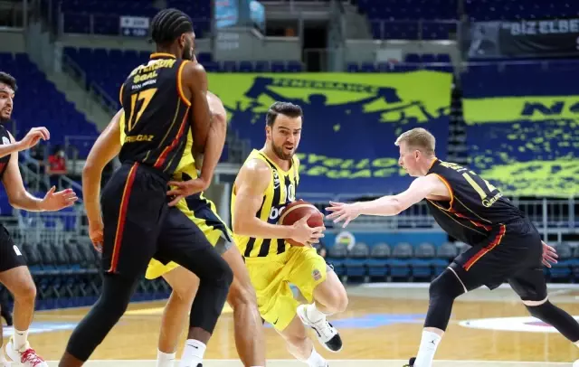 Son dakika haber... Pota derbisini Fenerbahçe farklı kazandı Son dakika haber... Pota derbisini Fenerbahçe farklı kazandı