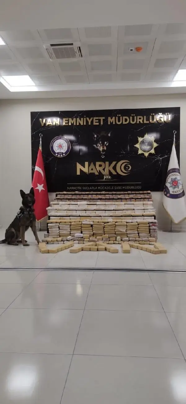 'REXO' İLE ARAMADA ARAÇTA 216 KİLO EROİN BULUNDU 'REXO' İLE ARAMADA ARAÇTA 216 KİLO EROİN BULUNDU